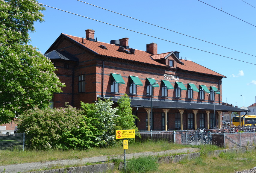 Stationshuset med tågspår framför