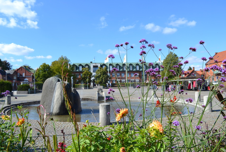 Foto kommunhuset med totg och blommor i förgrunden